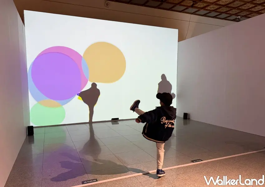 ▲寒假台北親子室內景點推薦!10多項光影互動作品首次亮相,小朋友可以盡情跑跳互動。(攝影:鄭亦庭)