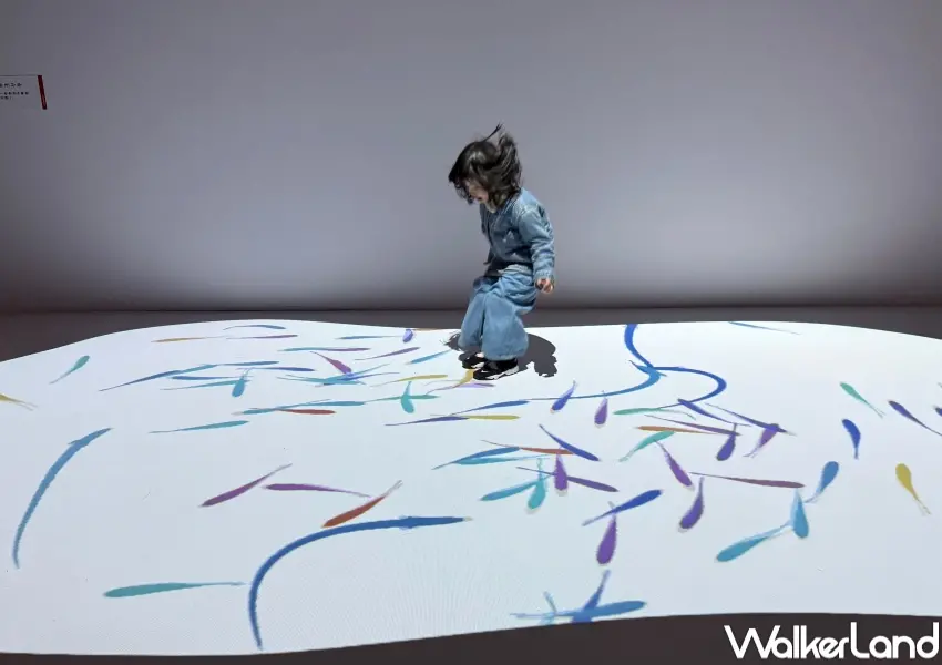 ▲台北親子展覽推薦!光影魔法美術館II光影互動區,隨著腳步出現魚群游動。(攝影:鄭亦庭)