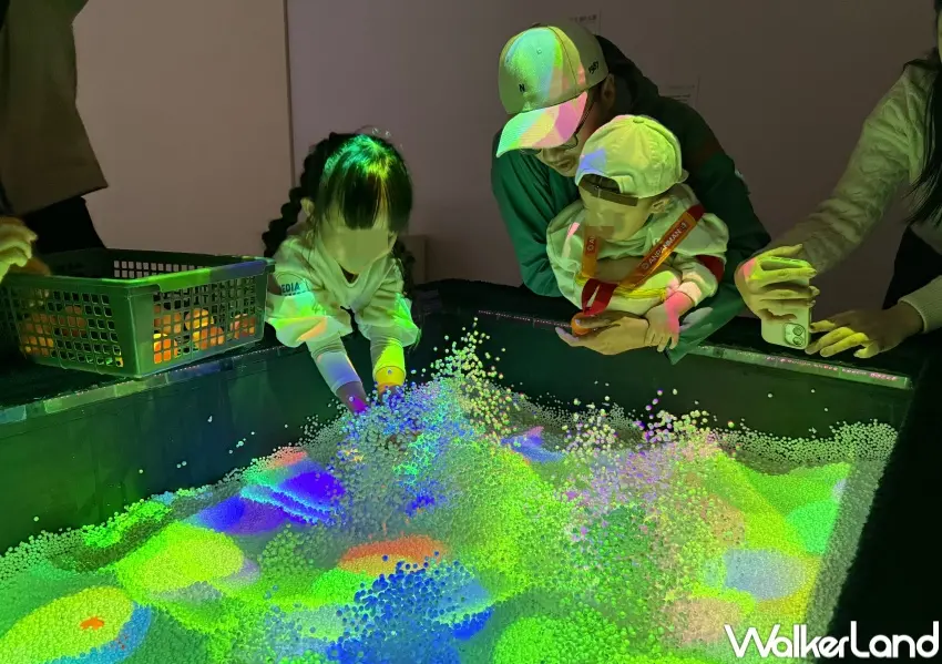▲台北親子展覽推薦!帶小孩必玩「光影噴泉」,只要投球擊中彩色光花,就會湧現小球噴泉。(攝影:鄭亦庭)
