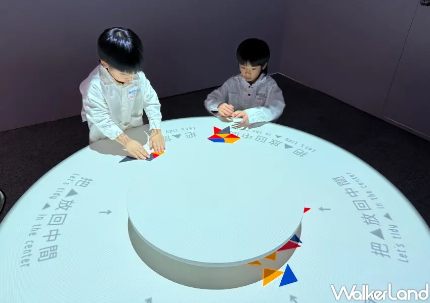 ▲寒假台北室內親子景點!展區內可以根據光影指示,排列三巧板。(攝影:鄭亦庭)