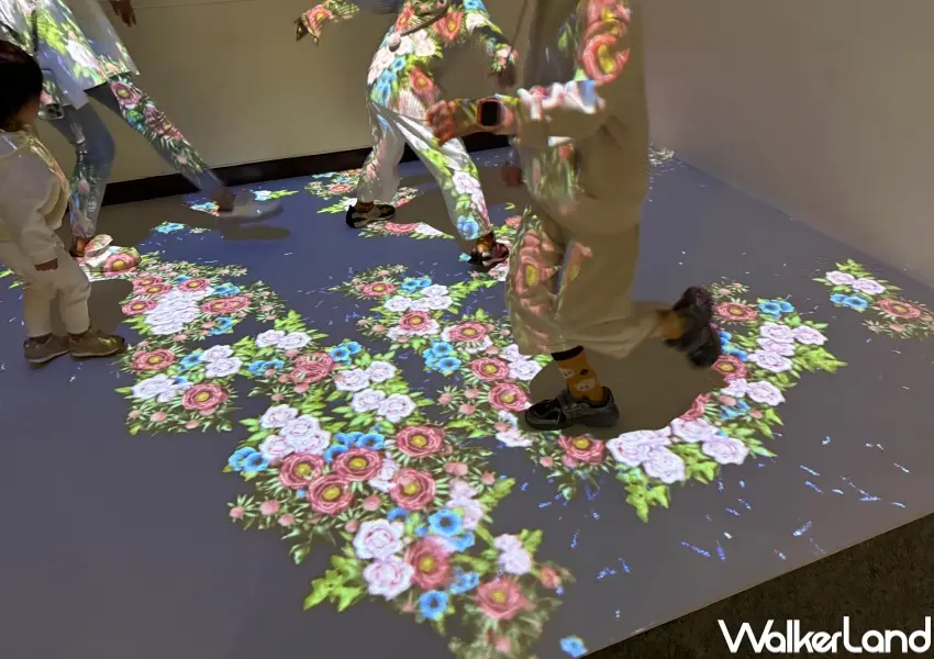 ▲台北親子展覽推薦!光影魔法美術館II光影互動區,隨著腳步出現花朵投影。(攝影:鄭亦庭)