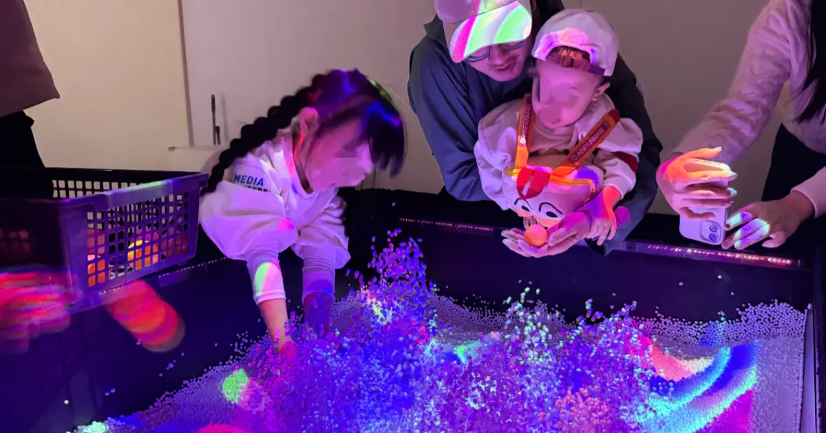 日本親子展覽來台！光影魔法美術館超過10項光影互動區，寒假帶小孩玩翻。