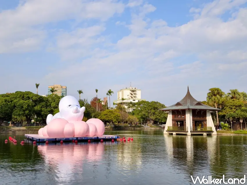 ▲姆明（嚕嚕米）與知名台中地表湖心亭。（攝影：楊婷雅）