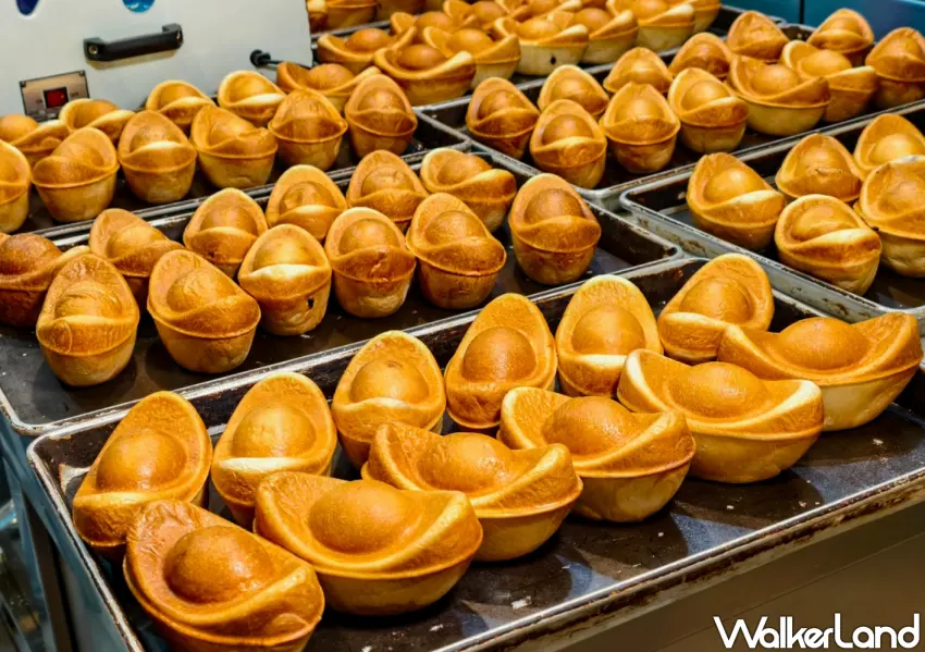 ▲一整排金黃澄亮的麵包整齊排列於烤盤上，充滿濃厚的節慶氛圍。（美食好芃友提供）