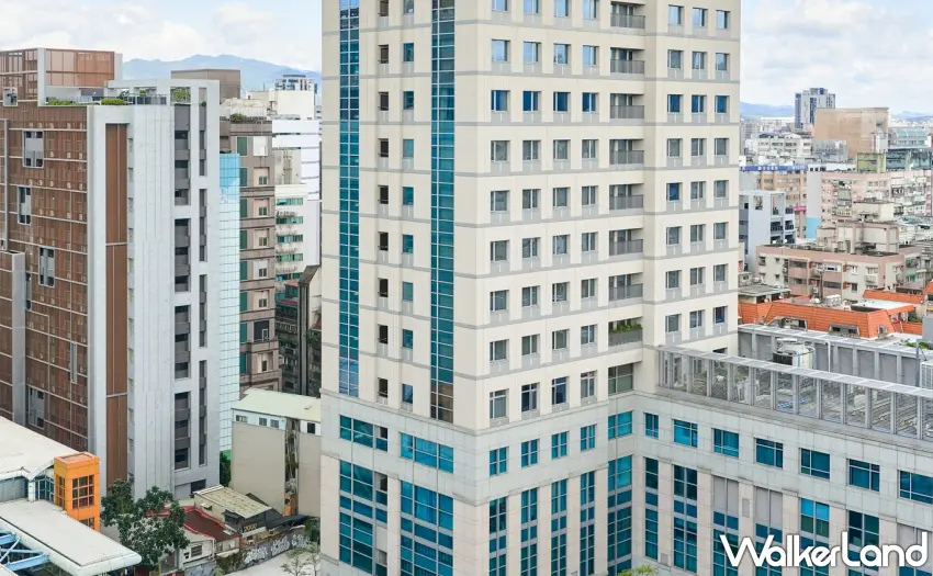 ▲嵨開安旅建築外觀矗立於忠孝商圈核心，成為城市中獨特的靜心場域。圖／嵨開安旅提供；窩客島整理