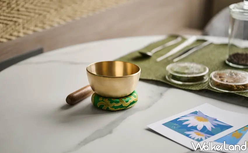 ▲每間客房皆配置尼泊爾小頌缽，讓旅人在房內也能進行聲音療癒儀式。圖／嵨開安旅提供；窩客島整理