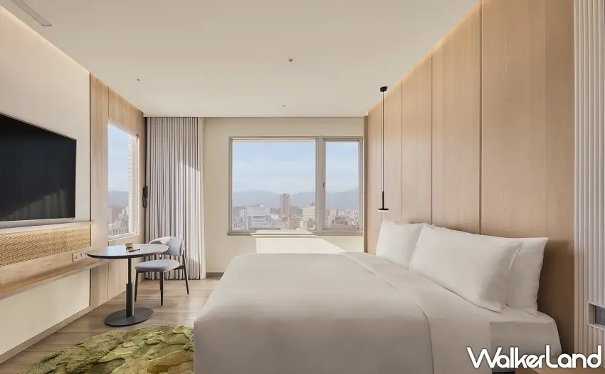 ▲客房設計強調極簡與低視覺噪音，透過草地紋理地毯營造自然氛圍。圖／嵨開安旅提供；窩客島整理