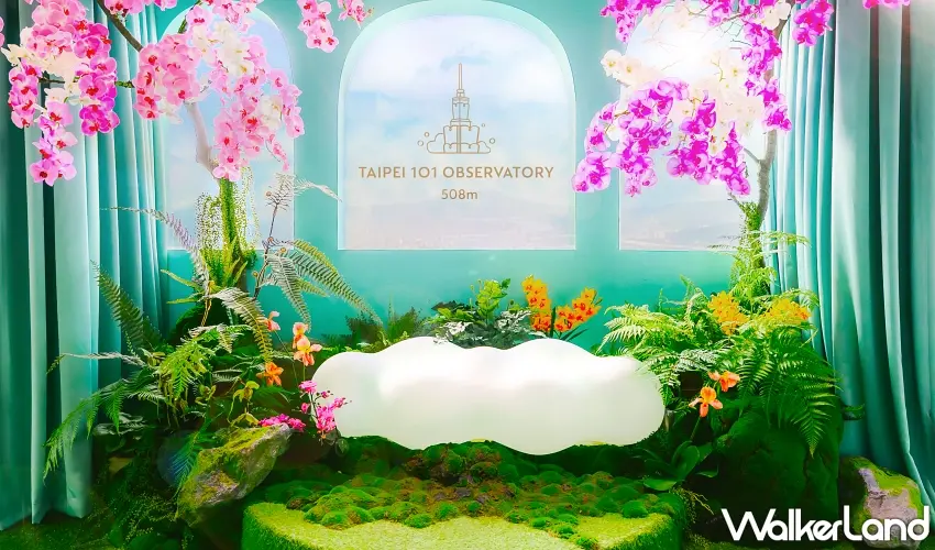 ▲特展中央的「雲朵仙境」裝置,以2026年度趨勢色「雲舞白」與「變革綠」打造,讓旅客在508公尺高空也能感受置身雲端的夢幻氛圍 。圖/台北101提供;窩客島整理