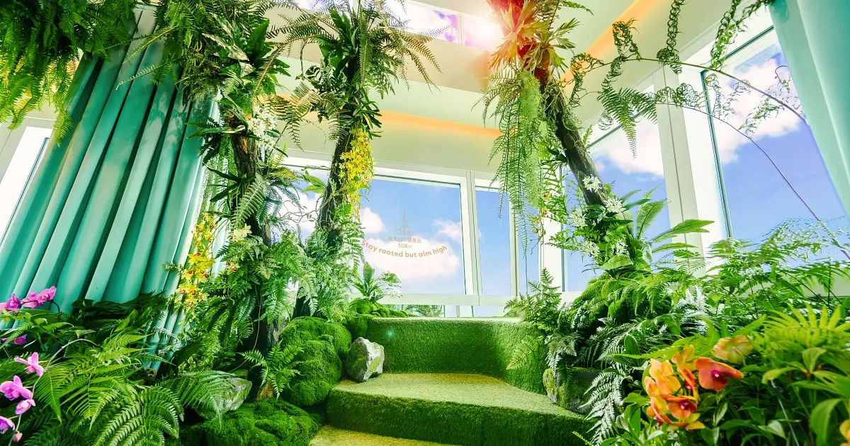 全台最高療癒地標！台北101攜手kafeD推出雲端限定愛玉咖啡與蘭花甜點。