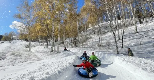 北海道冬季盛事TOP10！層雲峽冰瀑祭1月24日開幕，10公尺冰雕Ｘ夢幻煙火Ｘ水壩冰上活動不容錯過。
