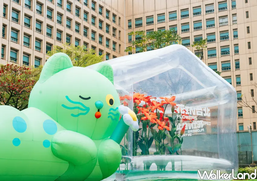 ▲邀請國際知名品牌指定的紙雕藝術老師操刀,純手工打造出超現實尺寸的巨型橘紅百合花。