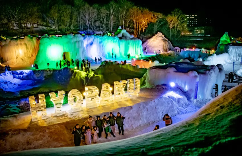 ▲白天的冰雕在陽光下晶瑩剔透，但真正的魔法時刻在夜晚降臨。
