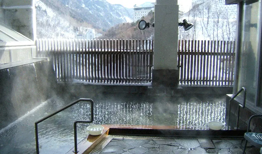 ▲在零下20度的會場待久了身體一定凍僵，這時候就要來會場內的攤位取暖了，再搭配暖呼呼的溫泉就更舒服了。