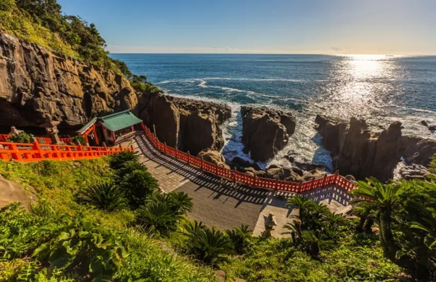 ▲鵜戶神宮建於海邊懸崖洞窟中,充滿神話色彩。(圖/shutterstock)