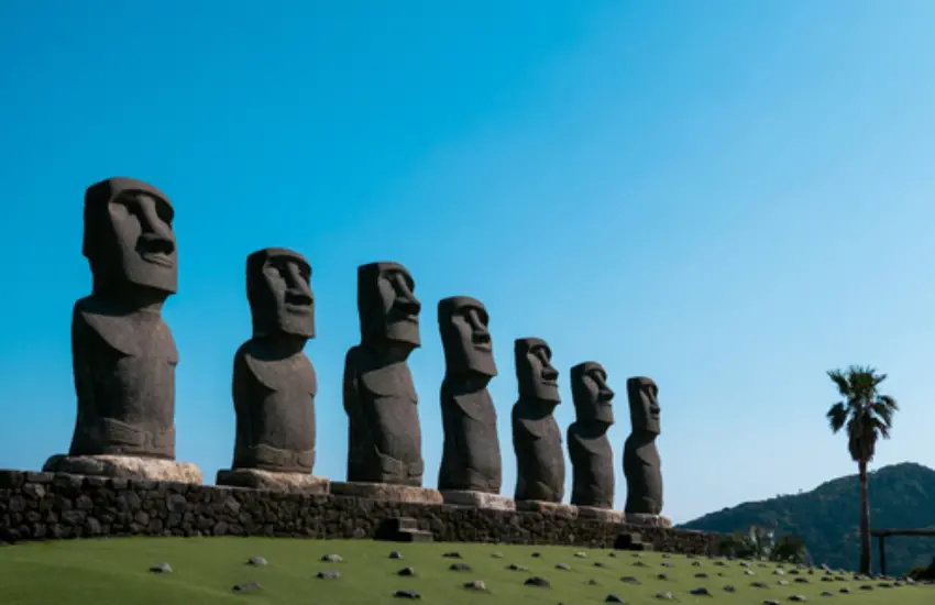 ▲日南太陽花園的摩艾石像,是全球首個獲許的複製品,可近距離觸摸。(圖/shutterstock)