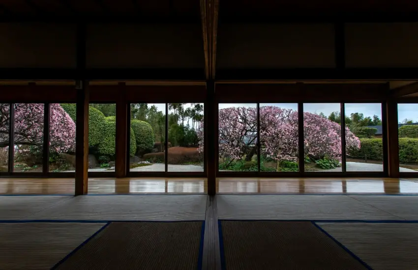 ▲萬福寺以枯山水庭園聞名,2月中旬梅花盛開時,更顯靜雅。(圖/宮崎縣政府)