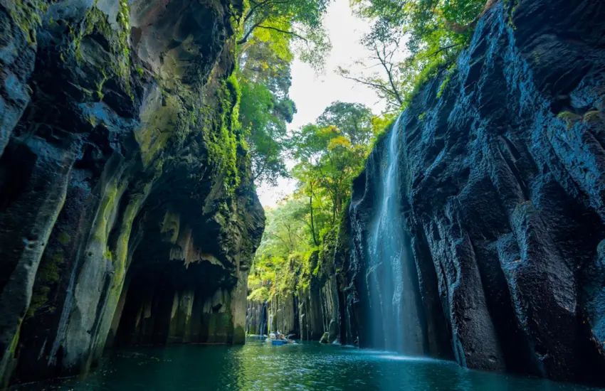 ▲高千穗峽以V字形峽谷聞名,是日本神話祕境。(圖/shutterstock)