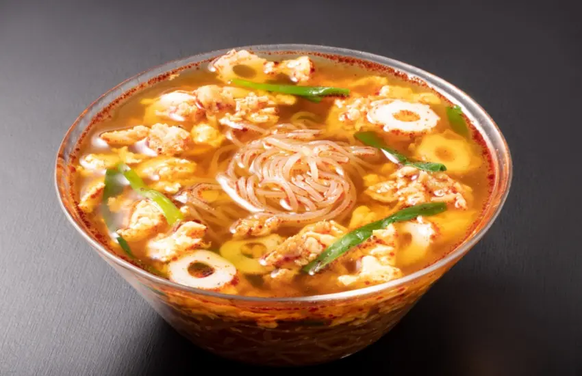 ▲蒜香辣味舞動舌尖,宮崎辛麵湯頭濃郁暖香。(圖/shutterstock)