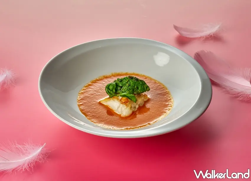 ▲湯品選用低溫舒肥大西洋鱈魚，注入費時熬煮的番茄濃湯，酸甜果香與魚肉油脂完美平衡。圖／台北美福大飯店提供；窩客島整理