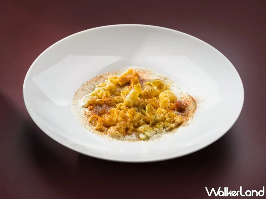 ▲「Bencotto」義大利餐廳全新主廚推薦套餐中主食「手工綜合義大利麵、馬鈴薯、煙燻莫札瑞拉乳酪泡沫」。圖／台北文華東方酒店提供；窩客島整理