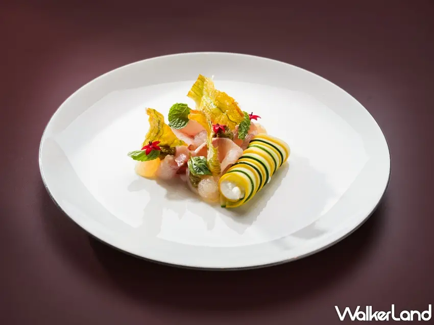 ▲「Bencotto」義大利餐廳全新主廚推薦套餐中前菜「日本鰤魚佐櫛瓜薄片、蕃茄凍、炸櫛瓜花、瑞可達起司」。圖／台北文華東方酒店提供；窩客島整理