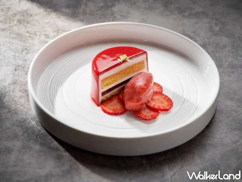 ▲「Bencotto」義大利餐廳全新單點甜點「海綿蛋糕、卡士達奶油、草莓」。圖／台北文華東方酒店提供；窩客島整理