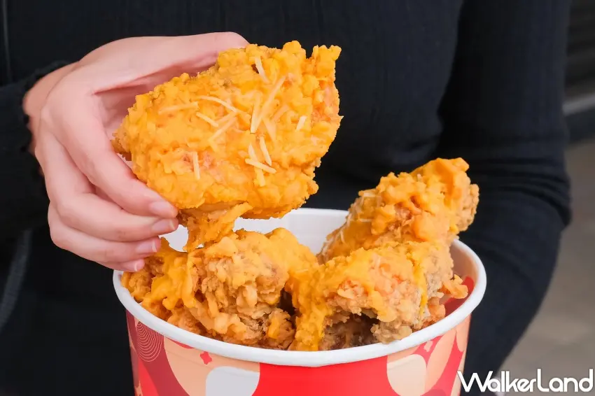 ▲肯德基推出開運主題金沙系列新品,富貴金沙起司脆雞以金黃色外觀成為春節速食新亮點。(攝影:張人尹)