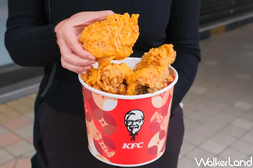 ▲肯德基限量推出金沙發財金開運桶,$168即可一次吃到脆雞、金沙沾醬與中份脆薯。(攝影:張人尹)