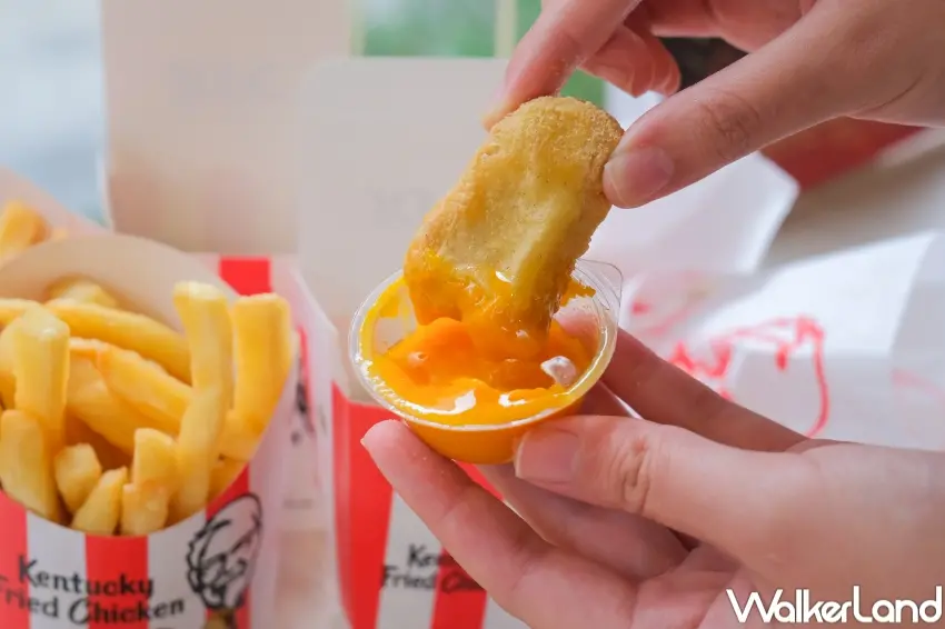 ▲肯德基開運金沙沾醬以小金幣造型設計,薯條、雞塊或鱈魚圈圈都能自由搭配。(攝影:張人尹)