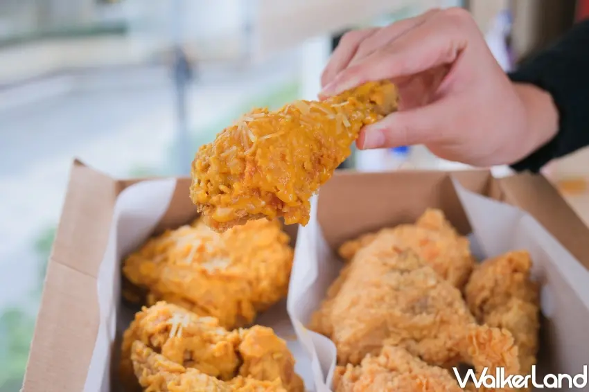 ▲肯德基富貴金沙起司脆雞1月27日開賣,經典咔啦脆雞搭配金沙起司醬與帕瑪森乾酪絲。(攝影:張人尹)