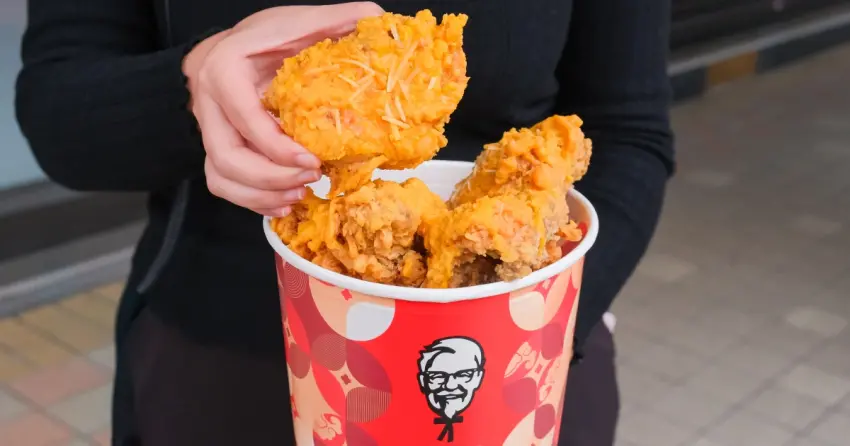 不只新肯德基蛋撻！肯德基金沙起司脆雞168元吃整桶，12元升級全新金黃金沙起司醬。