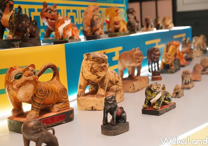 ▲南美館特展「恁兜攏按怎拜？從餐桌到神桌的藝術連結」，百尊虎爺、展覽限定虎爺茄芷袋周邊。