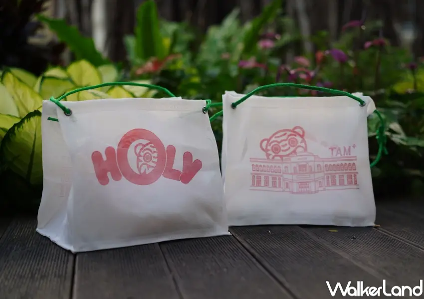 ▲南美館虎爺特展限定周邊，最潮復古風茄芷袋「HOLY！吉利袋」。