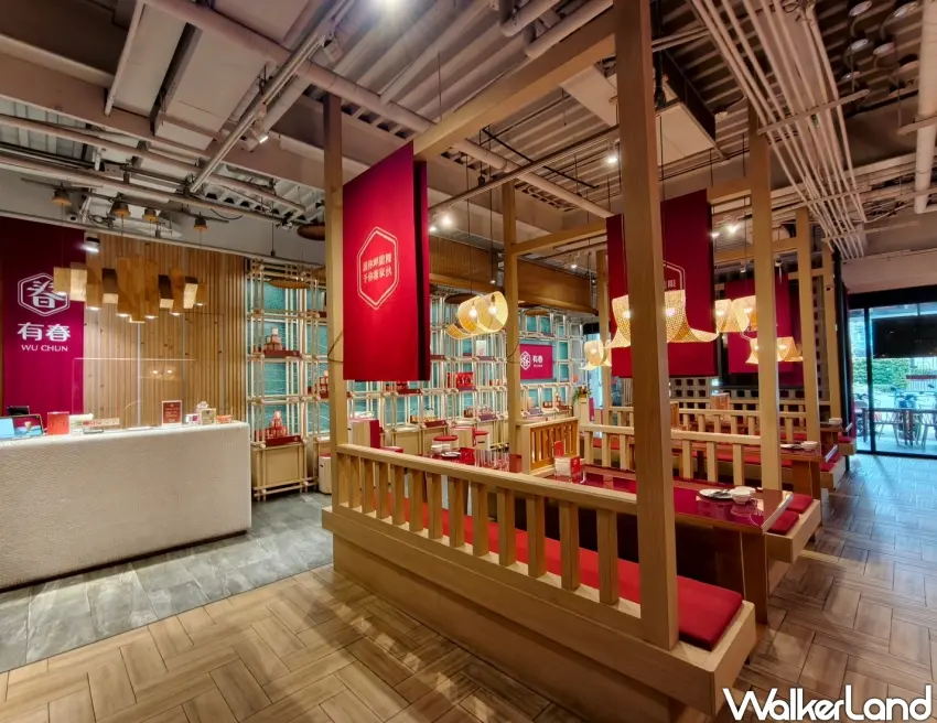 ▲有春茶館以木質元素搭配紅色系裝潢,營造喜氣又溫暖的用餐氛圍。(攝影:楊婷雅)