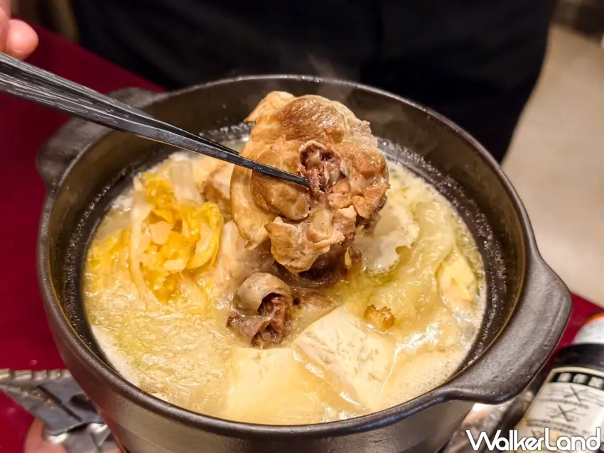 ▲陶鍋濃白雞湯以小米椒提香,湯底長時間熬煮,濃郁微稠。(攝影:楊婷雅)