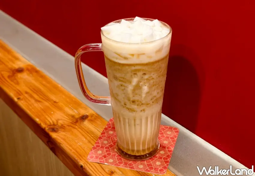 ▲「麵茶杏仁凍冰沙」為有春茶館的代表性飲品。(攝影:楊婷雅)