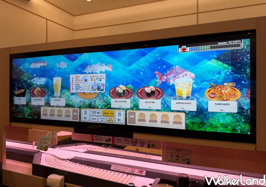 ▲點餐的畫面提供三種背景選擇,有水族館、萌抱壽司富士山和壽司郎店鋪等背景。(攝影:鄭雅之)