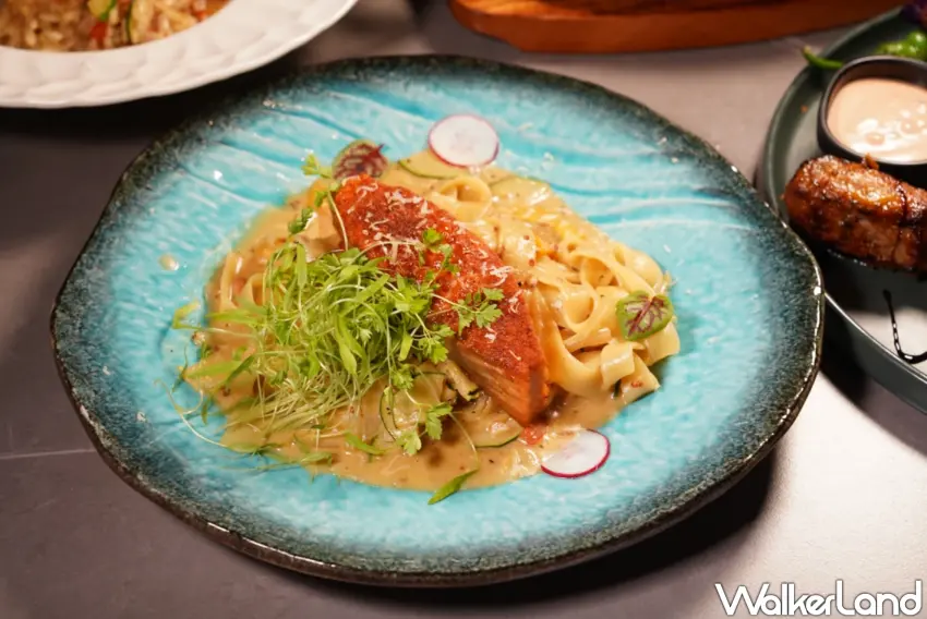 ▲鮭魚菲力外層微酥、嫩滑多汁，口感鮮明。（美食好芃友提供）