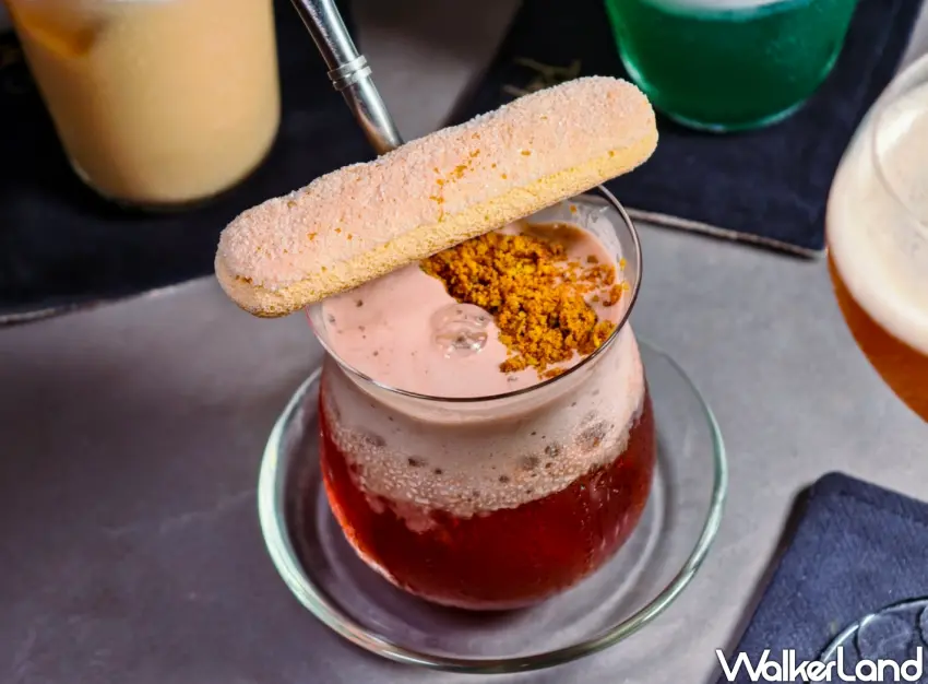 ▲調酒「甜典」基底為黑森林果粒茶，有「可以喝的甜點」之稱。（美食好芃友提供）