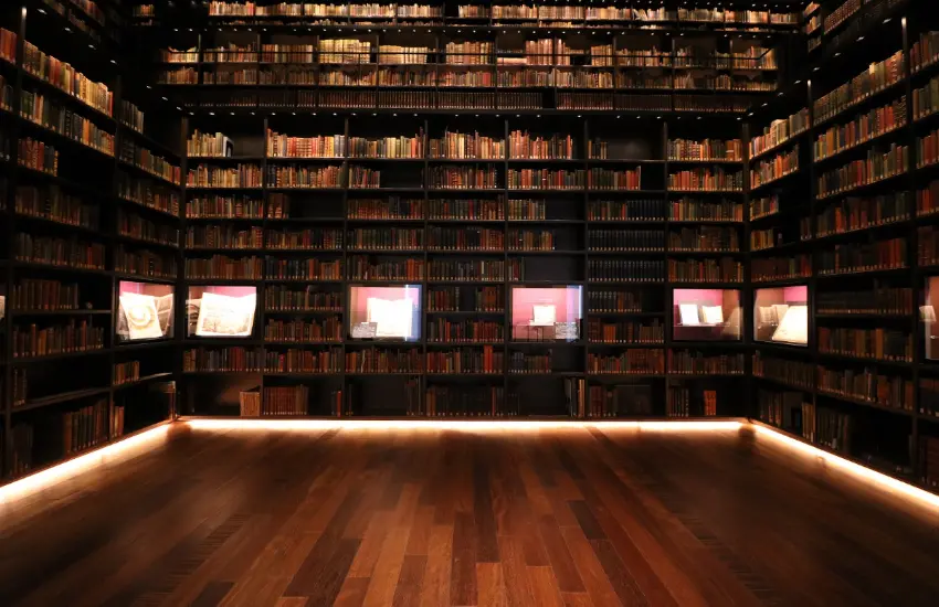 ▲走進東洋文庫博物館,穿過介紹館史的「東方大廳」,爬上通往二樓的階梯,映入眼簾的就是讓所有愛書人屏息的「莫理循書庫」。