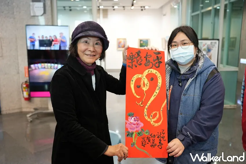 ▲屯區藝文中心邀請書法名家現場揮毫,民眾爭相目睹大師運筆風采。圖/屯區藝文中心提供;窩客島整理