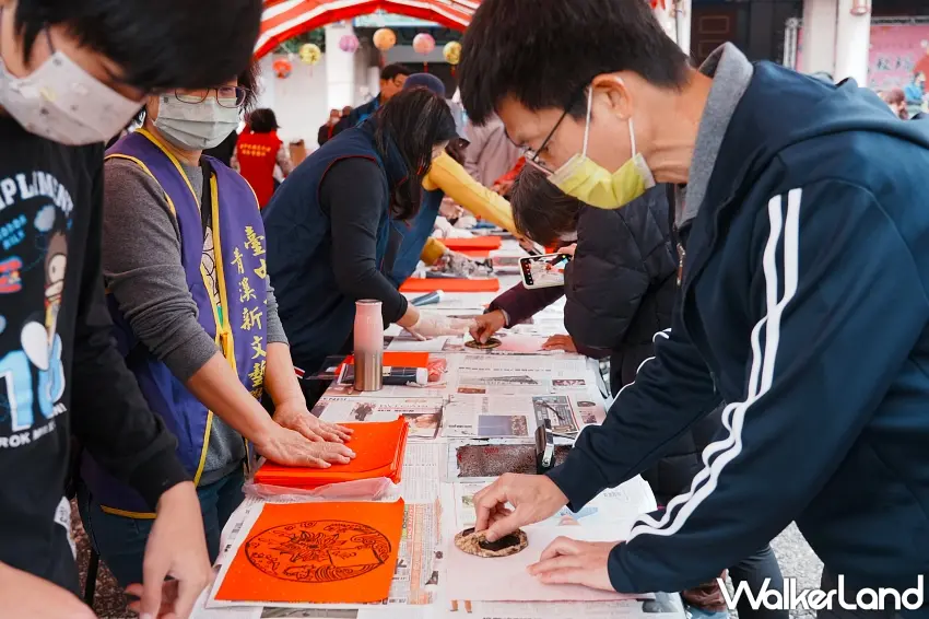 ▲除了揮毫活動,現場也規劃年畫拓印體驗區,讓民眾親手製作專屬的新春祝福。圖/台中市政府文化局提供;窩客島整理