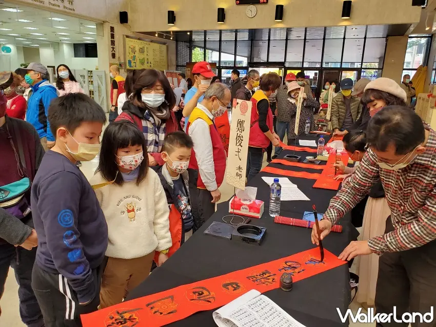 ▲文化局各場館舉辦新春揮毫,讓大小朋友近距離接觸傳統書道藝術。圖/台中市政府文化局提供;窩客島整理