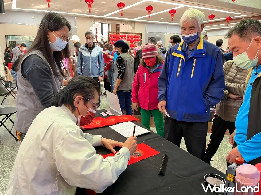 ▲港區藝術中心邀請名家書寫金墨春聯,吸引民眾排隊索取限量墨寶。圖/港區藝術中心提供;窩客島整理