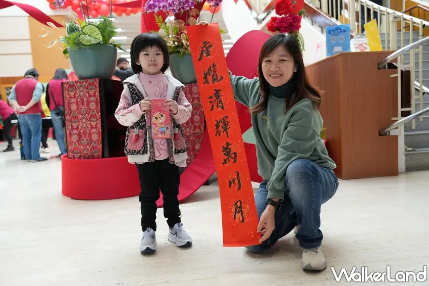 ▲葫蘆墩文化中心揮毫活動現場,除了七字對聯外,還有機會獲得限量造型紅包袋。圖/葫蘆墩文化中心提供;窩客島整理