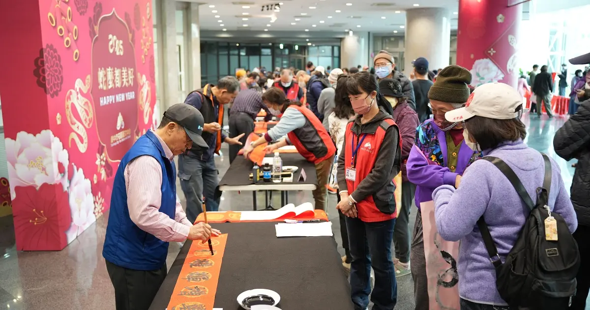 免費領取大師名家春聯、馬年紅包袋！台中孔廟與五大中心齊揮毫，限量錢袋時鐘與拓印必搶。