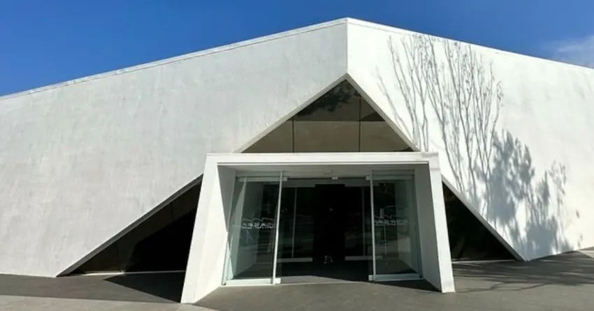 ▲內惟藝術中心最迷人的時刻，就是午後陽光灑落，樹影倒映在純白外牆的瞬間！