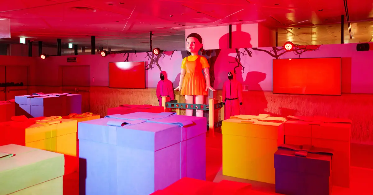 Netflix《魷魚遊戲》渋谷體驗館全新開幕，玩椅子搶奪戰、玻璃橋、木頭人，票價3900日圓起就有超真實體驗。