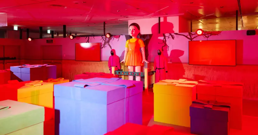 Netflix《魷魚遊戲》澀谷體驗館開幕： Chairs Rush、玻璃橋等挑戰3900日圓起