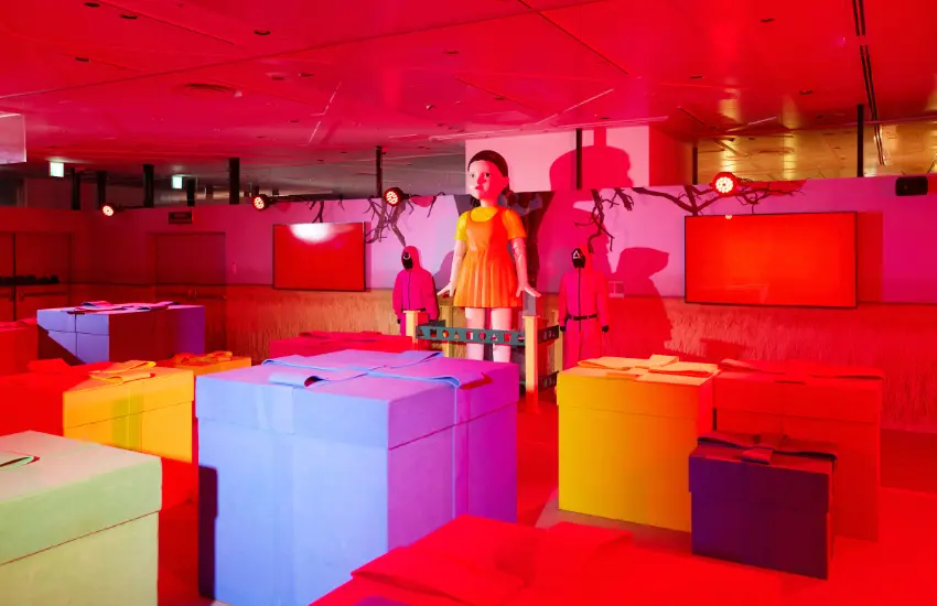 ▲體驗館完整重現《魷魚遊戲》劇中的世界觀，參加者需要進行臉部掃描，登錄為玩家，接著挑戰6個生存遊戲。